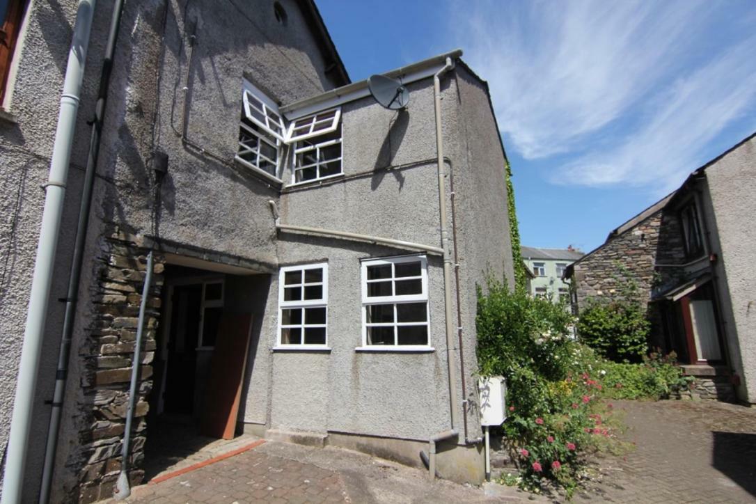 2 Leather Lane Ulverston Exterior photo